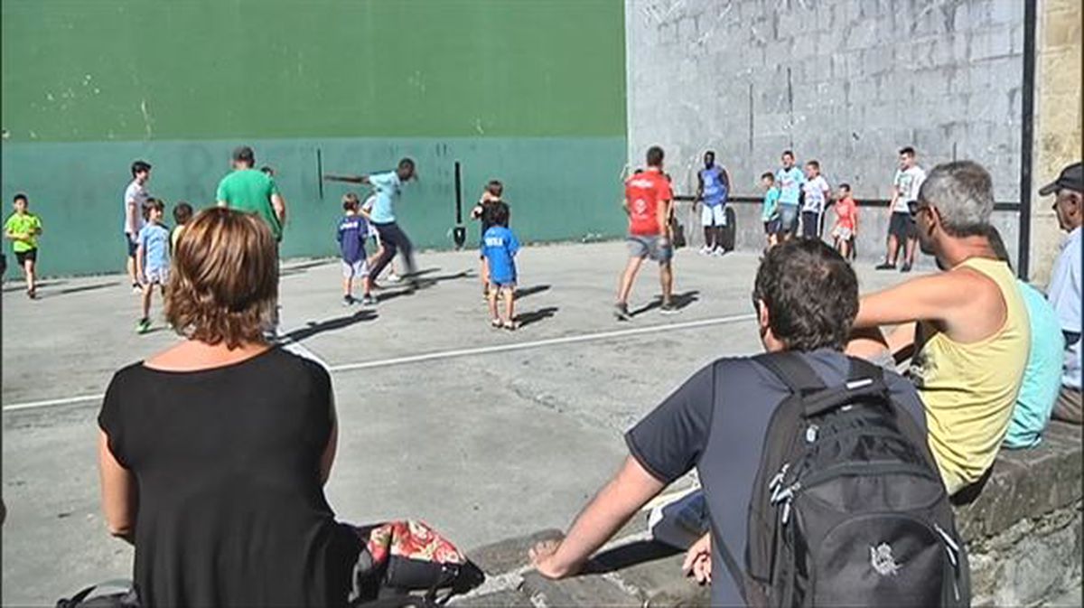 Niños jugando a pelota en el frontón