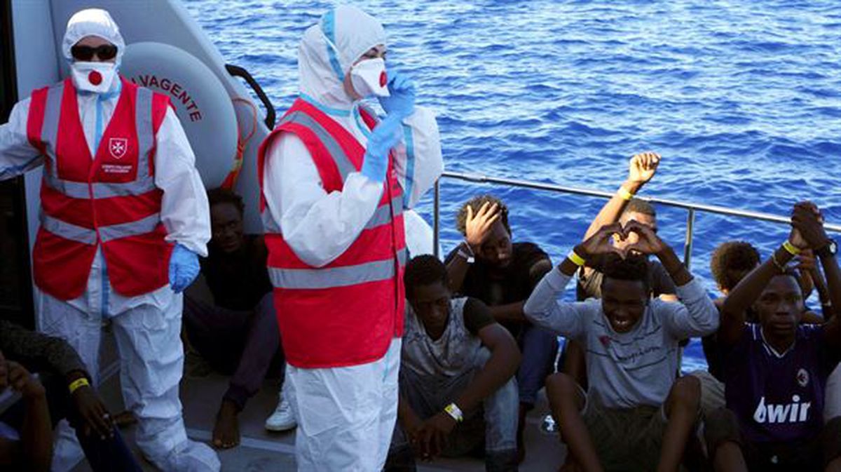 Desembarque de los migrantes menores.