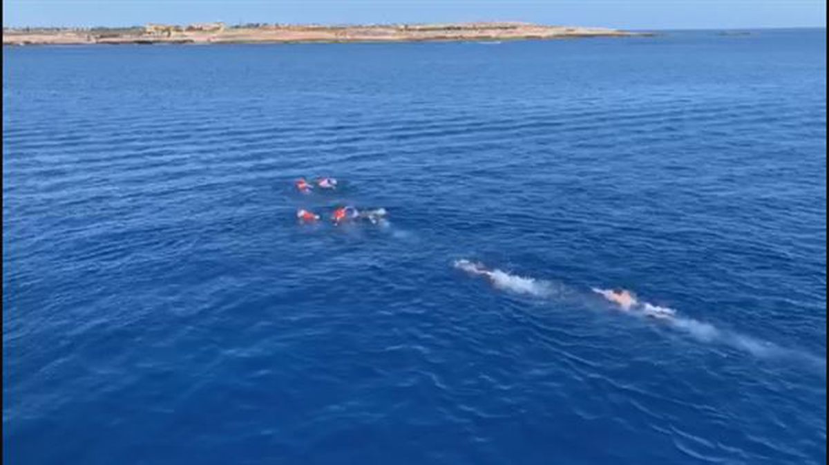 Migrantes del Open Arms se lanzan al agua para alcanzar Lampedusa