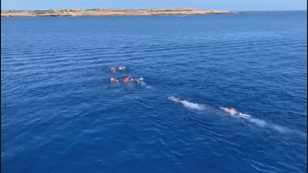 Migrantes del Open Arms se lanzan al agua para alcanzar Lampedusa