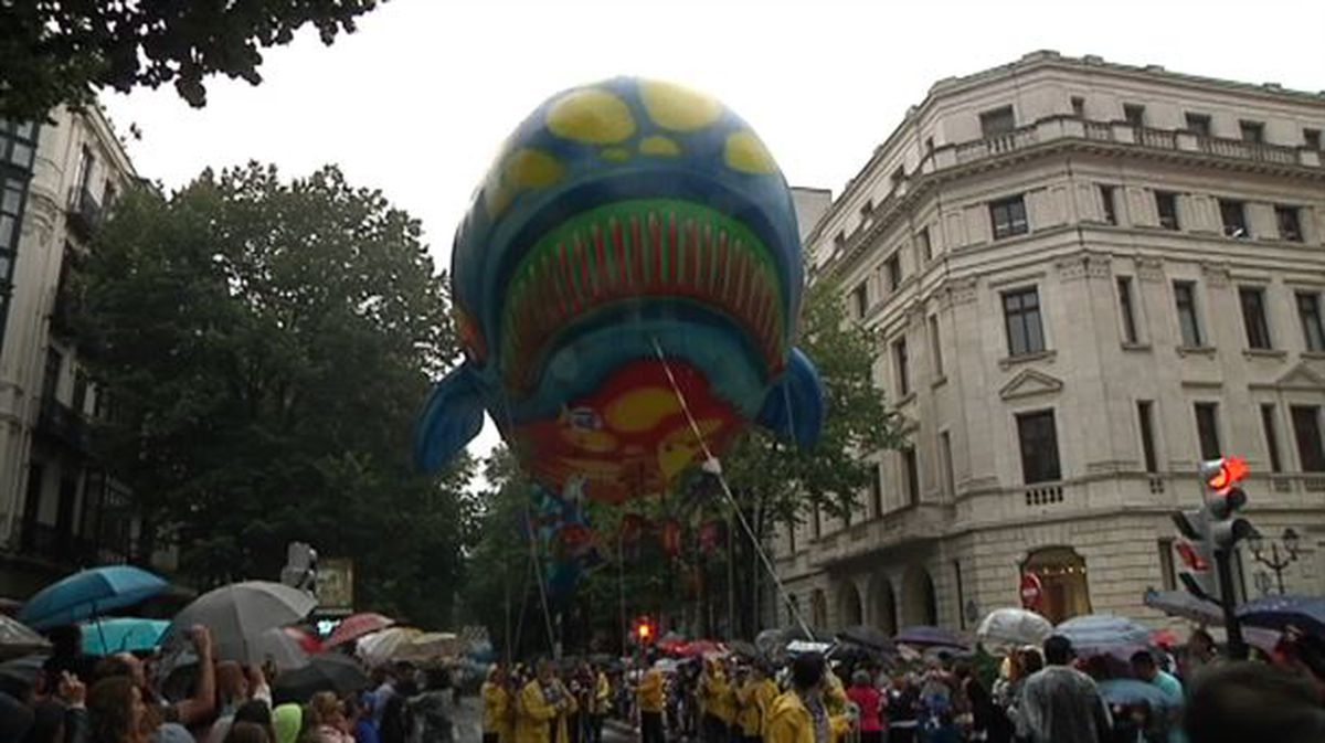 El 'Desfile de la Ballena' en la Aste Nagusia de Bilbao.