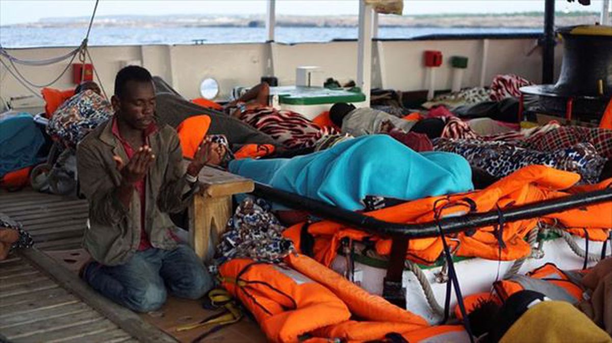 Un migrante reza a bordo del Open Arms, frente a la costa de Lampedusa.  