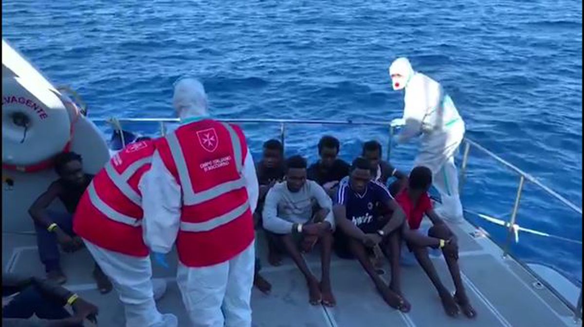 Un migrante reza a bordo del Open Arms, frente a la costa de Lampedusa.  