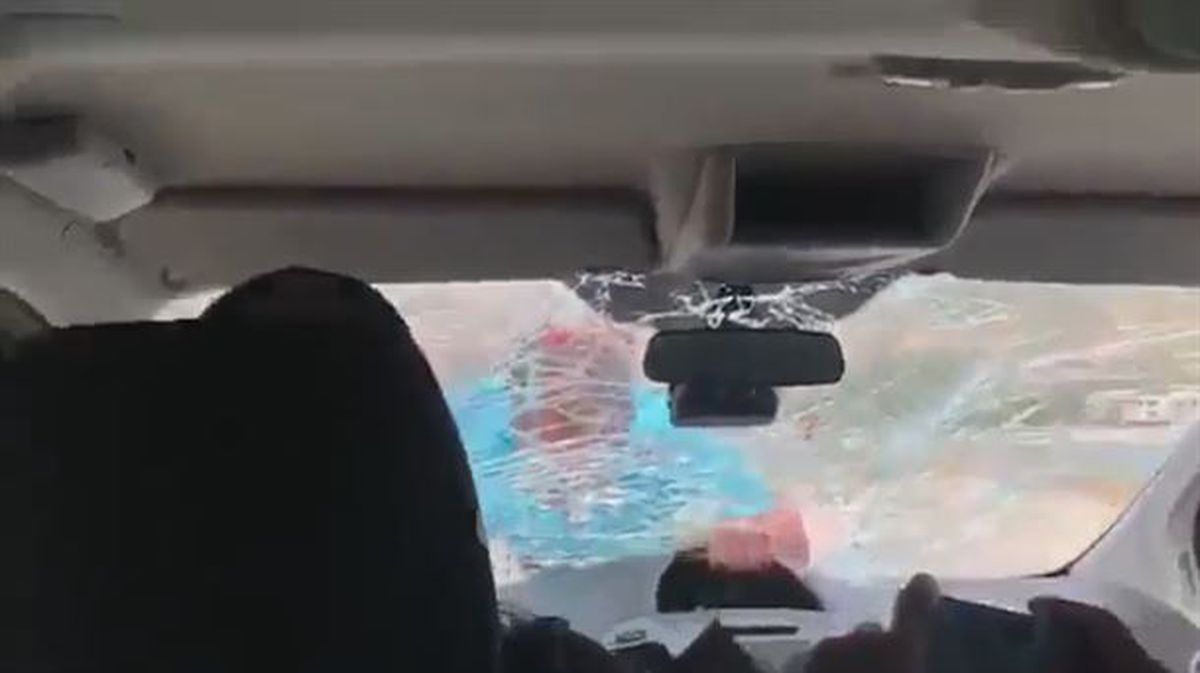 Un hostelero enfurecido se encarama al coche de unos turistas en Albania