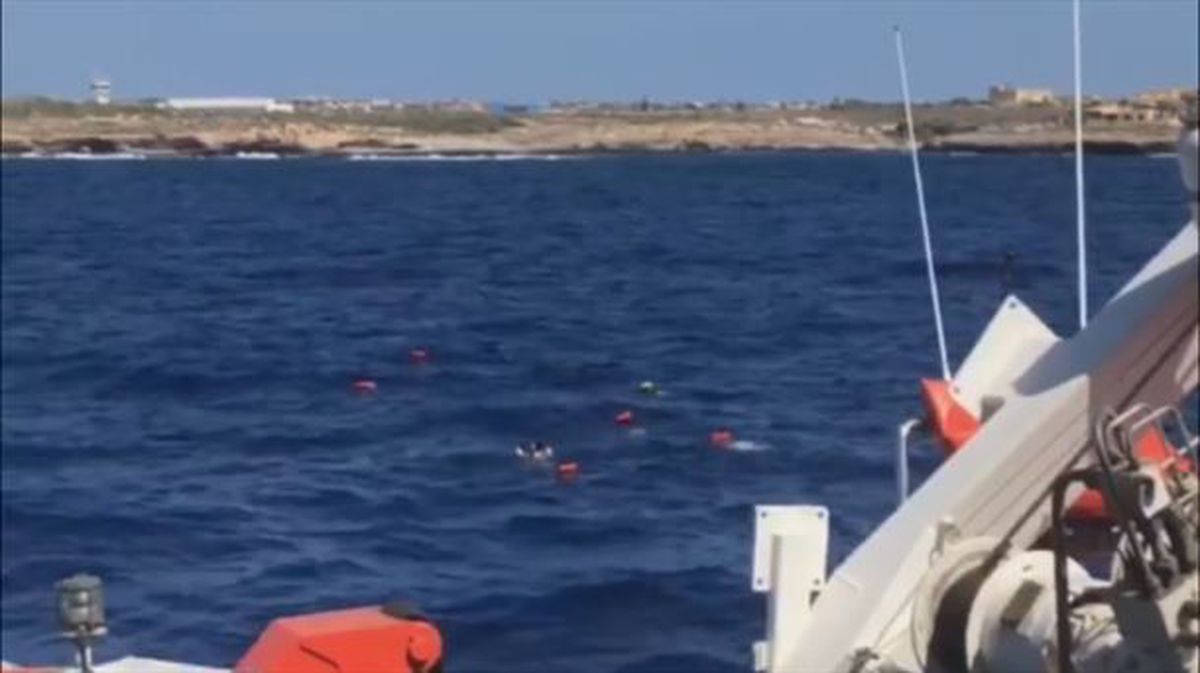 Varios migrantes del Open Arms se lanzan al agua para llegar a Lampedusa