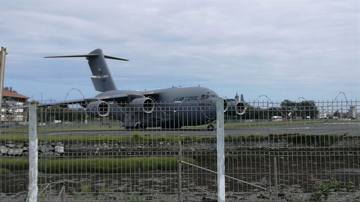 Un avión militar de Estados Unidos en el aeropuerto de Hondarribia (Gipuzkoa).