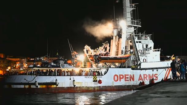 El barco llega al puerto de Lampedusa