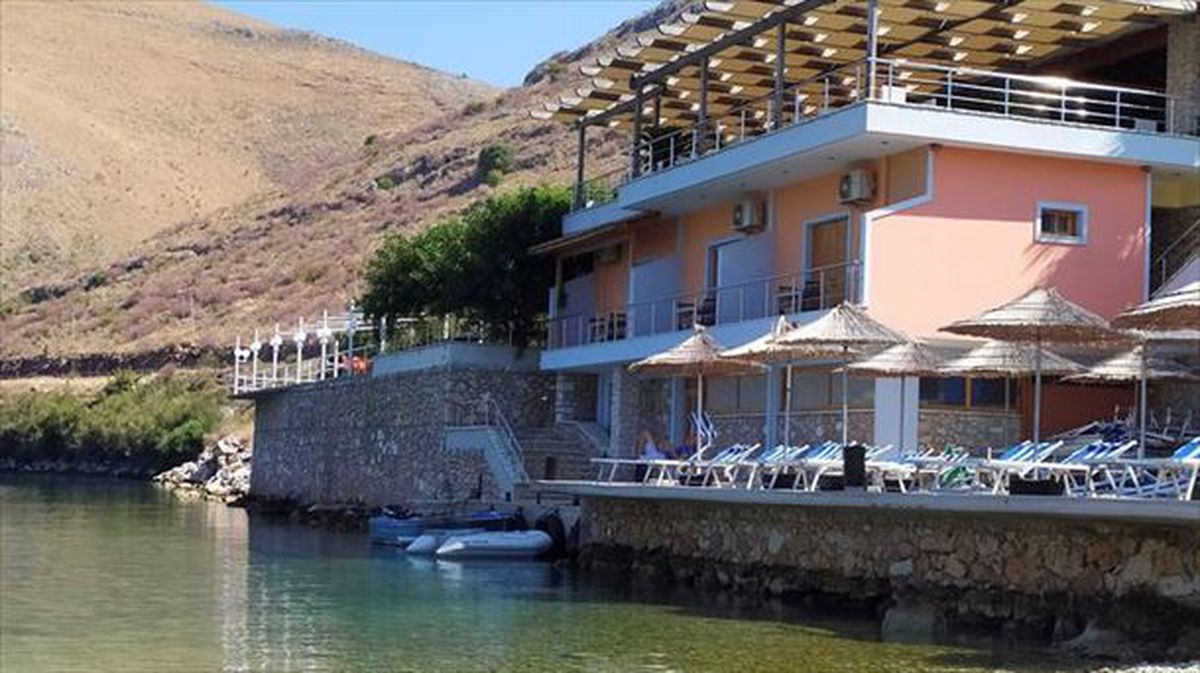 Vista del restaurante costero "Panorma", en Porto Palermo, antes de ser derruido