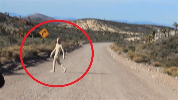 Un supesto alienígena cruza la carretera en el recinto del Área 51. Youtube.