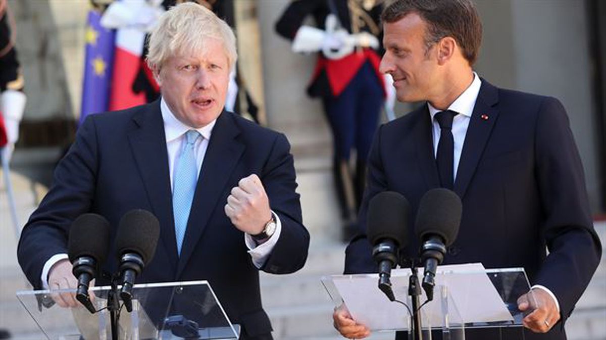 Boris Johnson, primer ministro británico, y Emmanuel Macron, presidente francés, el 22 de agosto