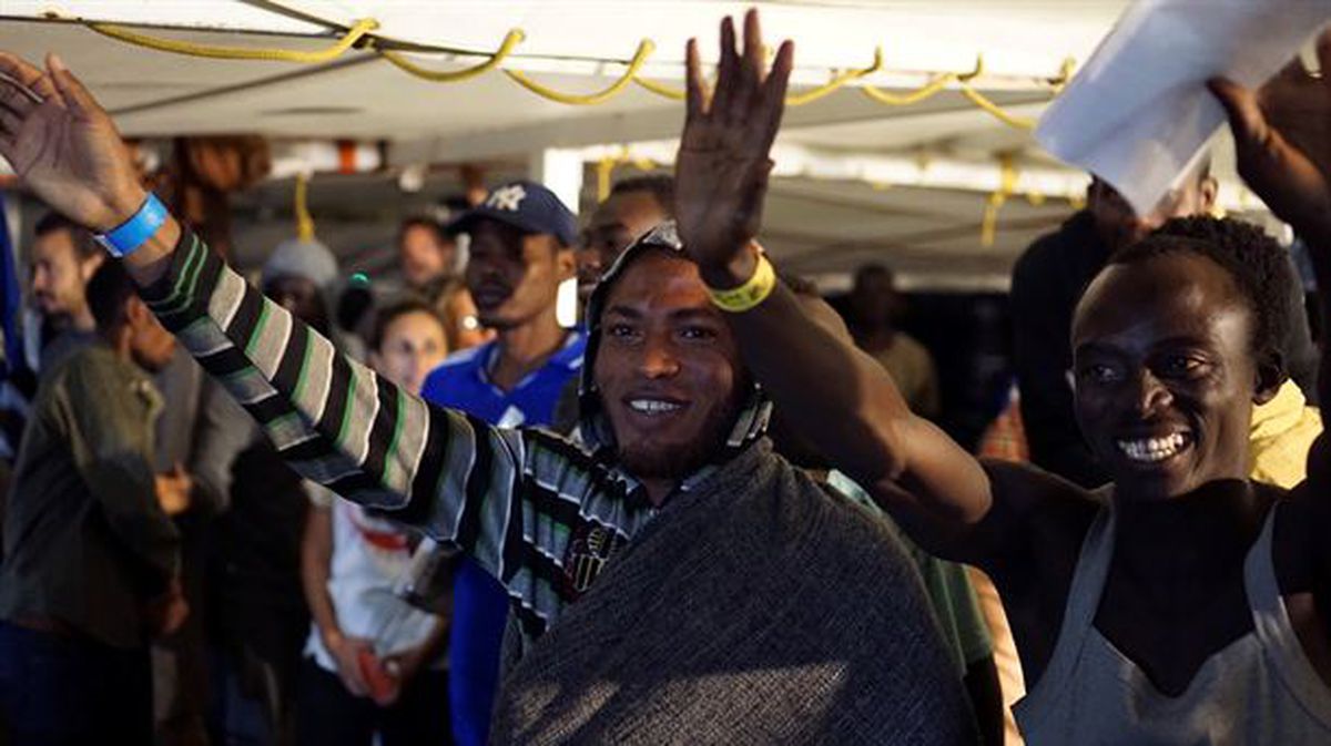 Open Arms ontziko migratzaileak, Lampedusan lehorreratu baino lehen.