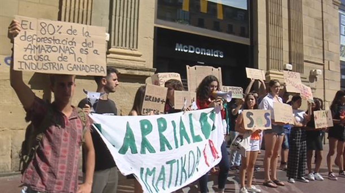 Una concentración en San Sebastián pide una solución para el Amazonas
