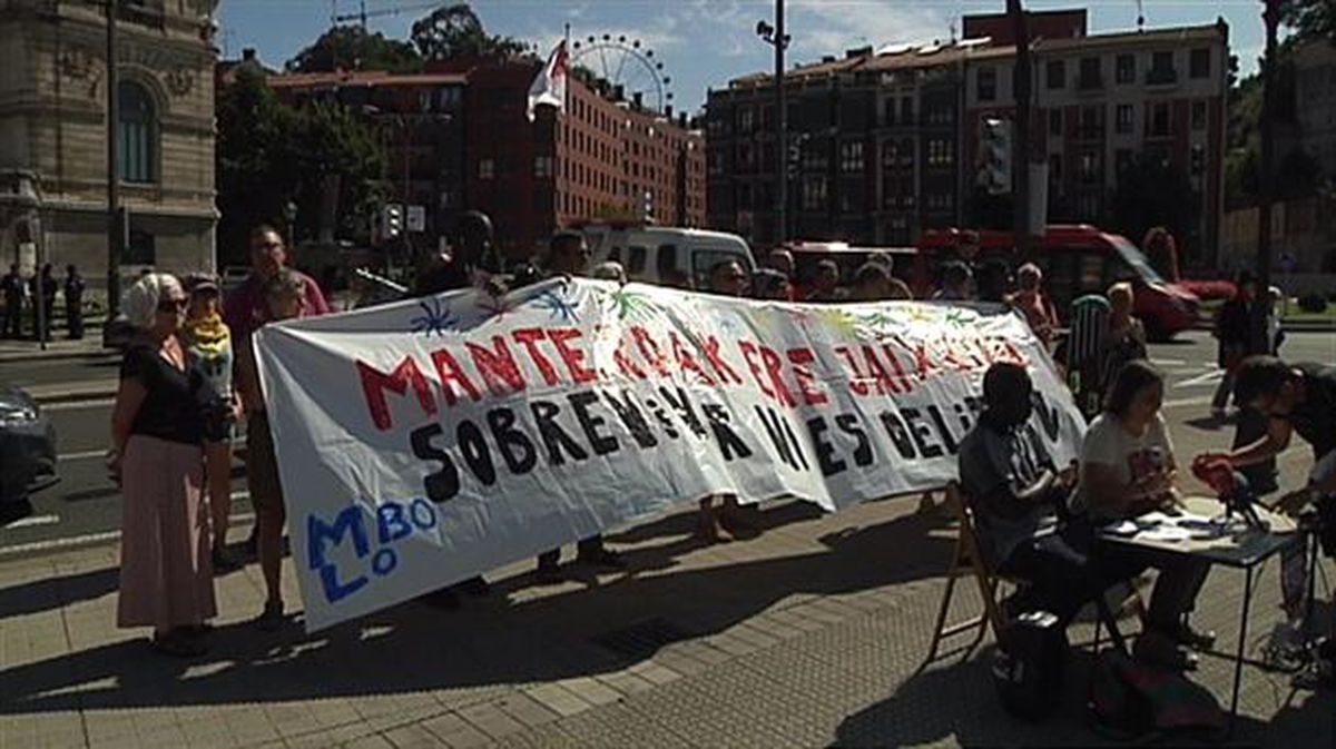 Concentración organizada esta mañana por SOS Racismo. Imagen obtenida de un vídeo de ETB.