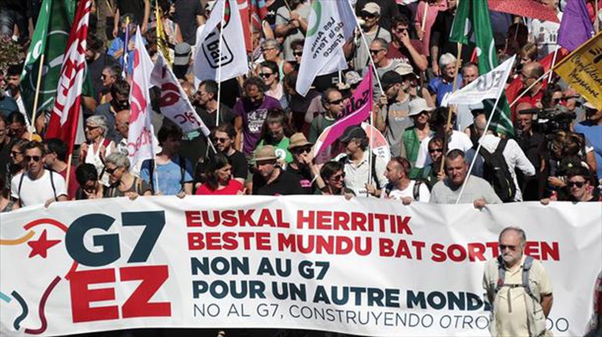 G7aren kontrako manifestazio koloretsua Hendaian 