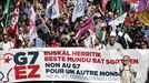 G7aren kontrako manifestazio koloretsua Hendaian 