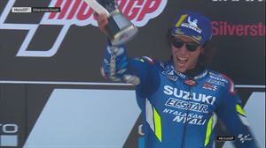 Espectacular adelantamiento de Rins a Márquez para ganar el GP de Gran Bretaña