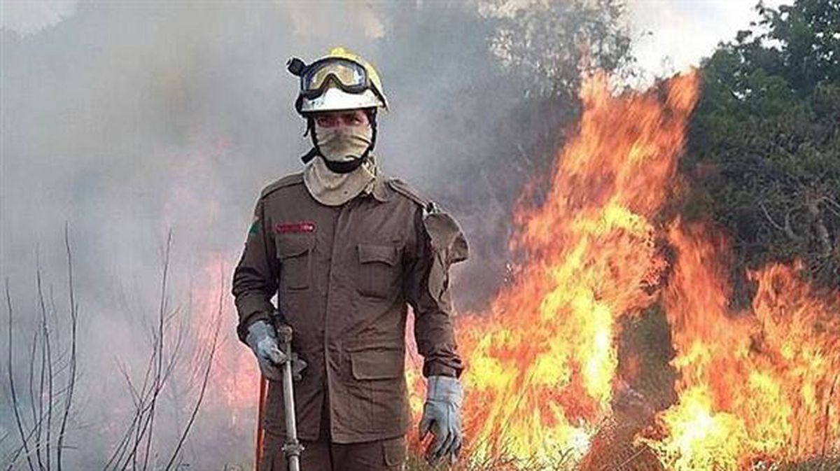 Bomberos combaten un incendio en la selva amazónica en el estado de Acre (Brasil)