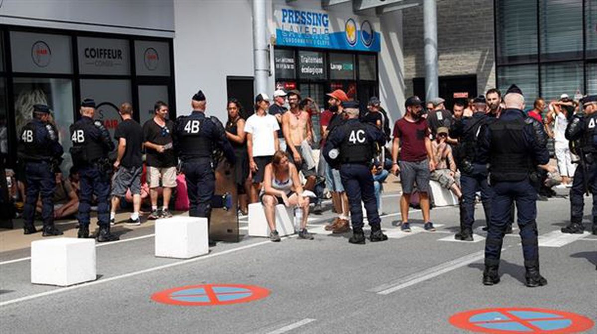 Varios policías franceses retienen a varias personas en Bidarte durante la cumbre.