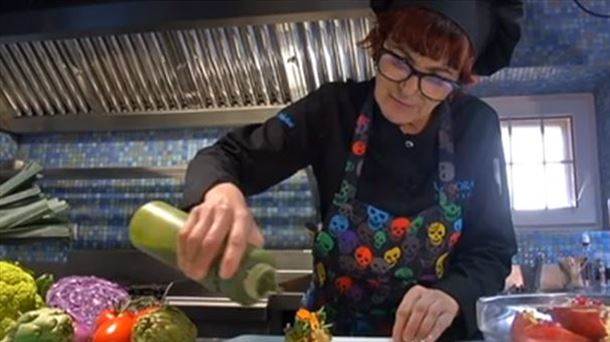 Laura Muñoz hace magia en su cocina. EITB