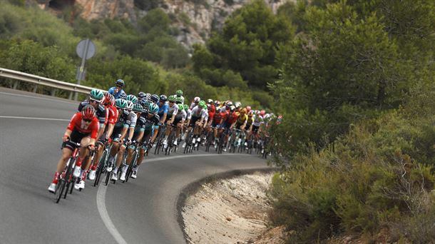 Pelotón durante la Vuelta a España 2019.