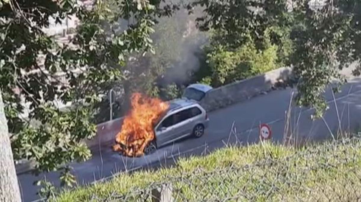 El coche ardiendo