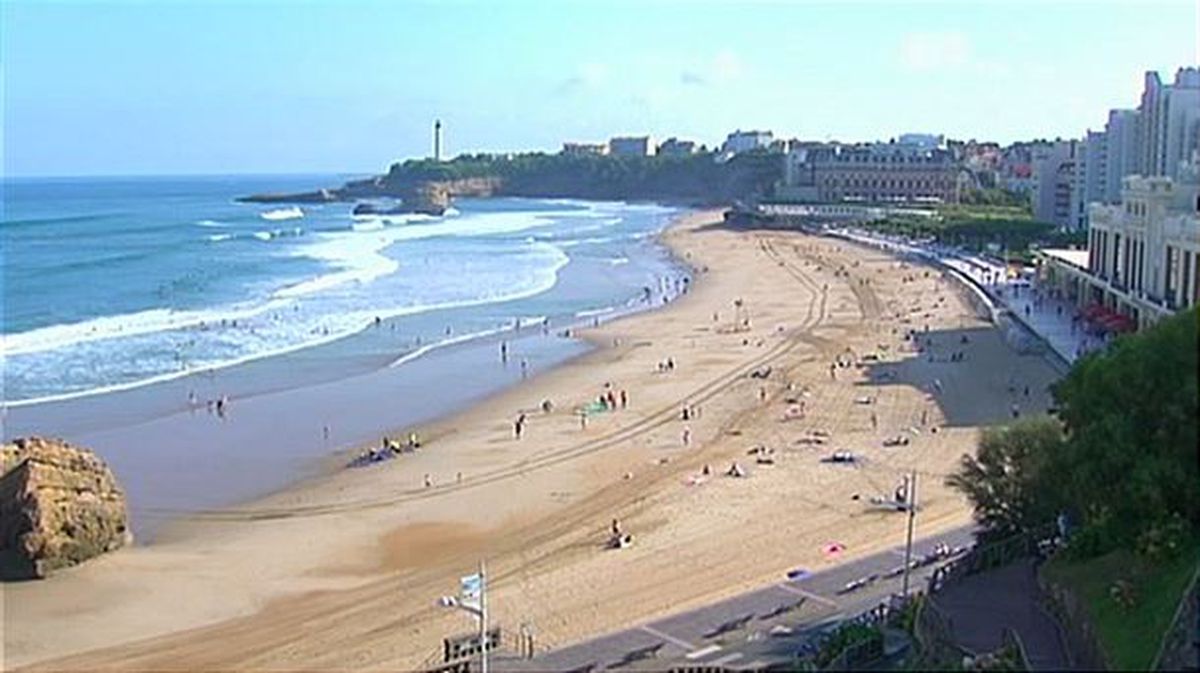 Las playas de Biarritz vuelven a llenarse de bañistas