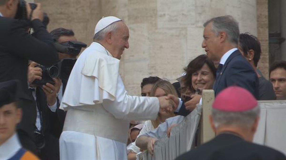 El Papa saluda a Urkullu durante la audiencia pública