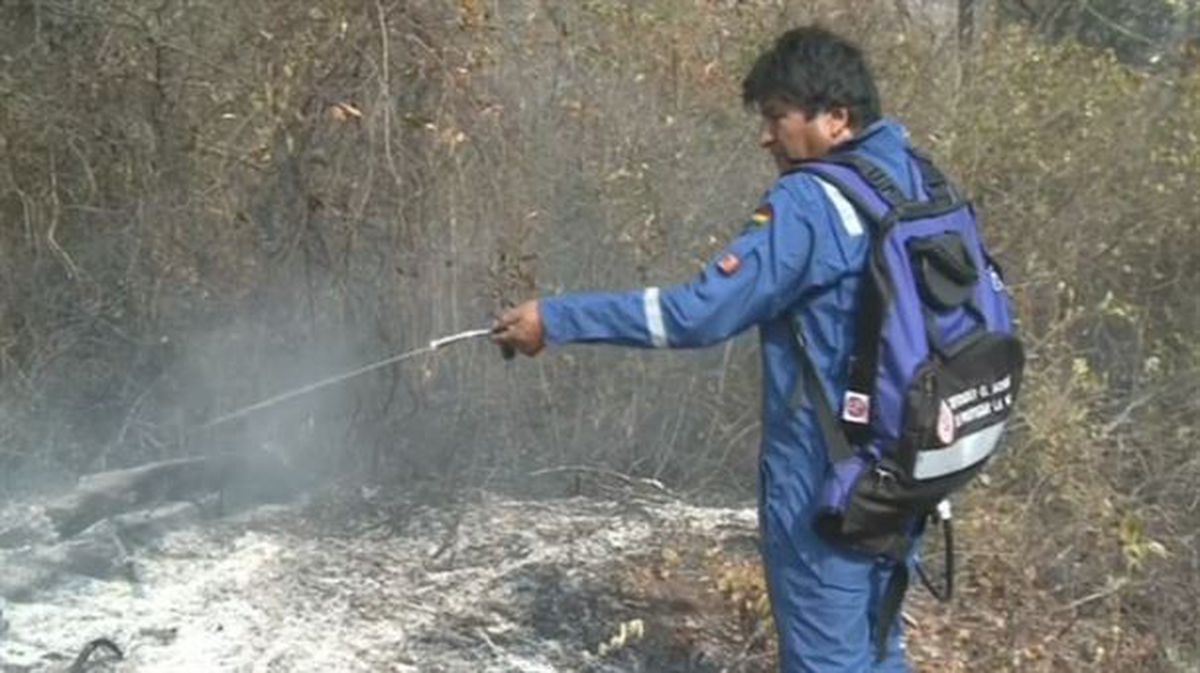 Evo Morales apagando un incendio
