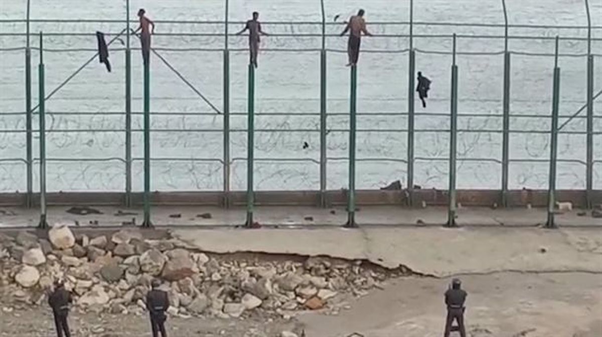 153 migrantes entran en Ceuta saltando la doble valla 
