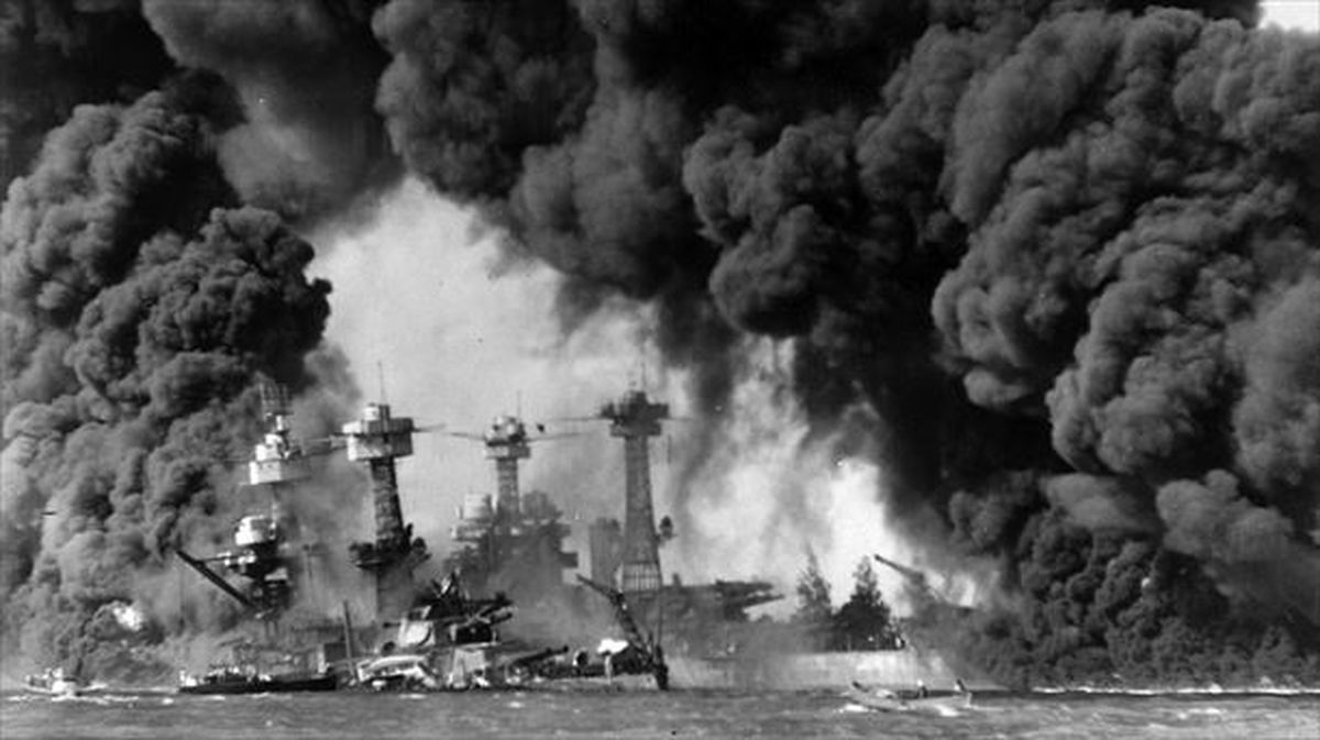 Enbarcaciones ardiendo en Pearl Harbor