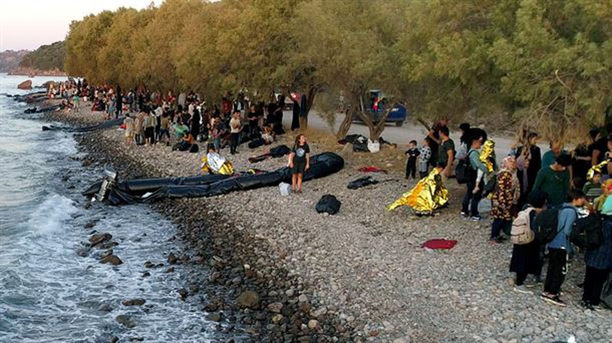 Migrantes llegan a Lesbos (Grecia).
