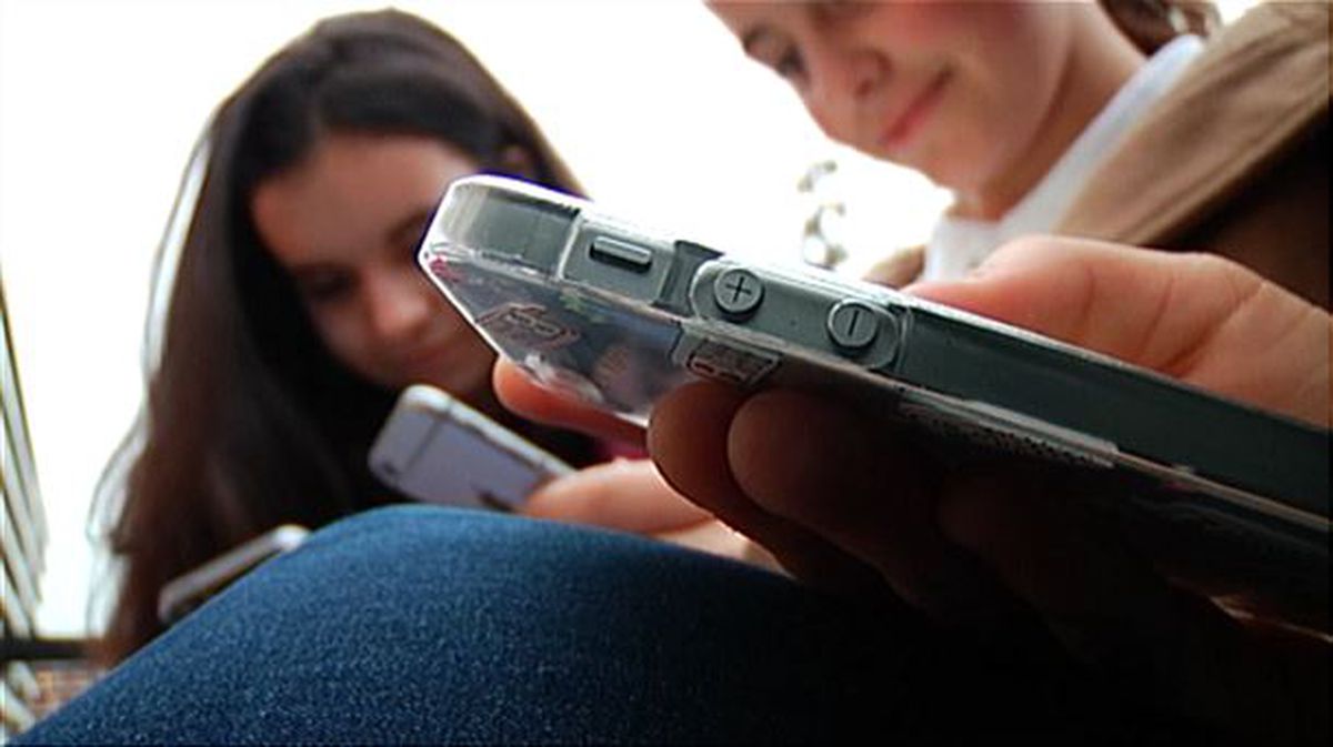 Varios jóvenes mirando a su móvil. Imagen extraída de un vídeo de EiTB Media