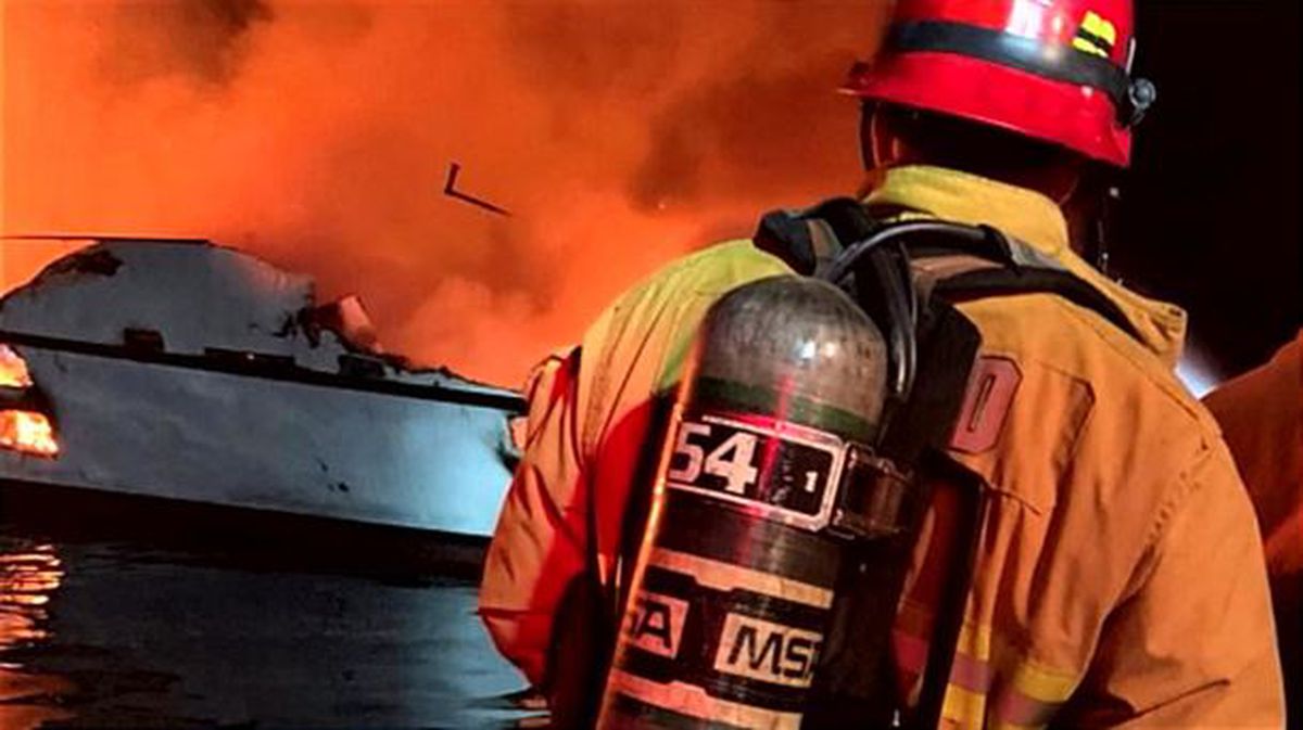 34 desaparecidos en el incendio y hundimiento de un barco en California