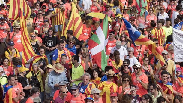 Una delegación de Gure Esku, en la Diada. 