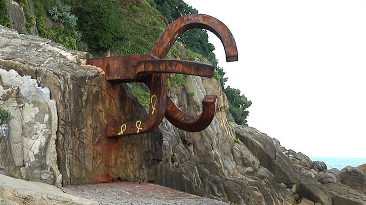 Escultura del 'Peine del Viento' en Donostia