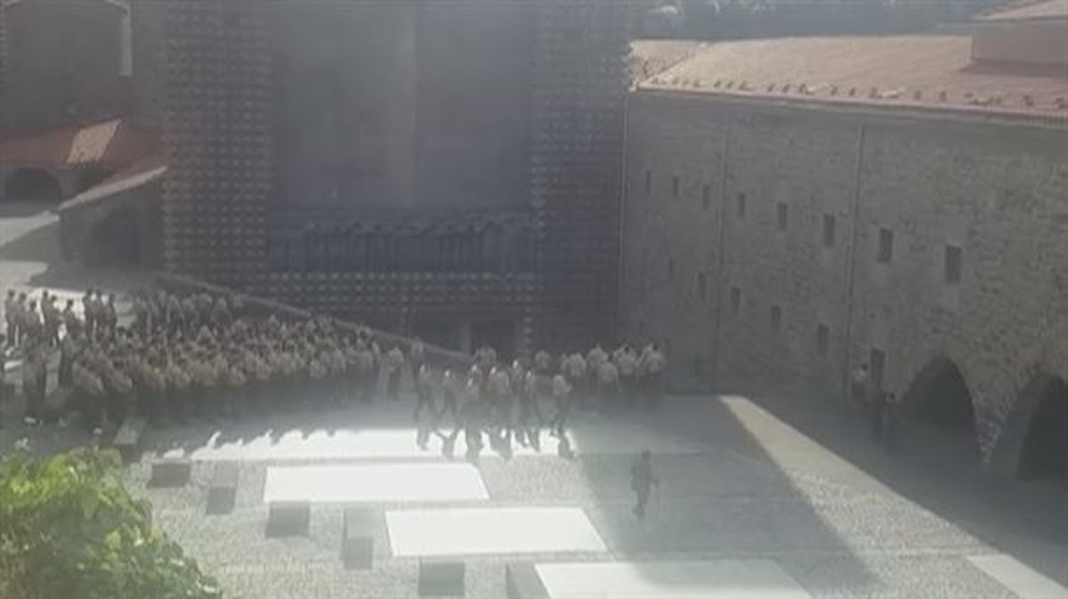 Miembros del ejército a la entrada del santuario