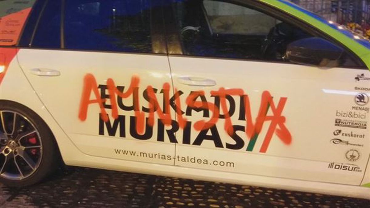 Pintadak egin dituzte Euskadi-Murias eta CCC taldeen hamaika ibilgailutan.