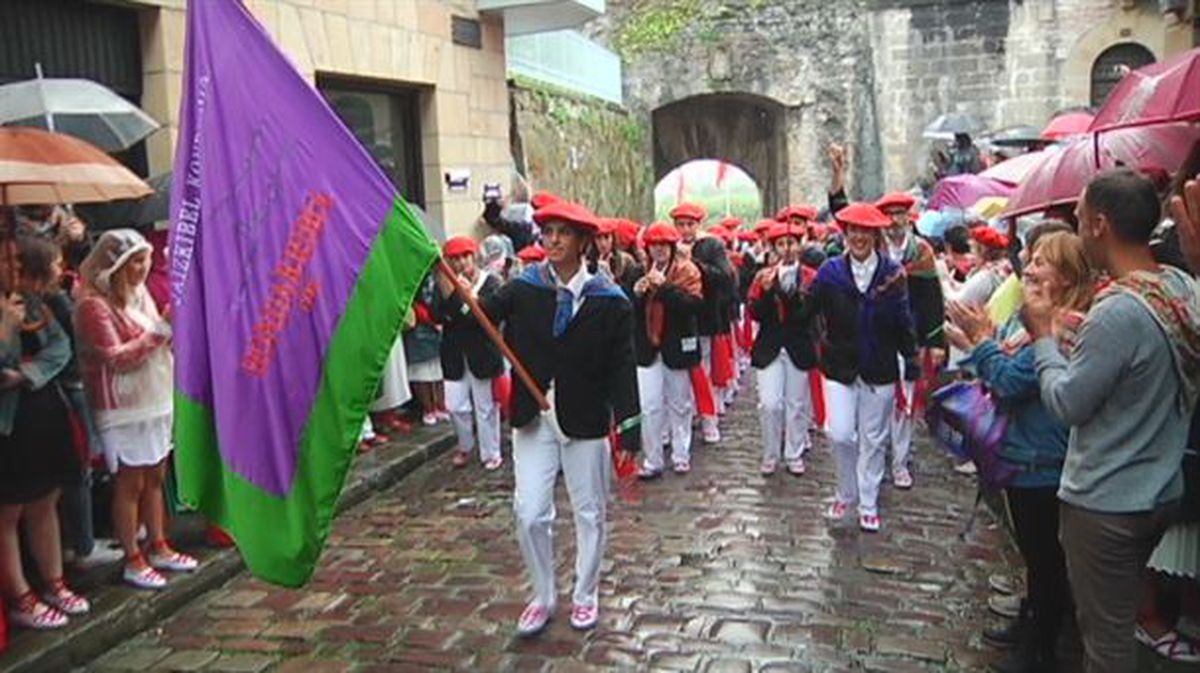 Desfile de la compañía Jaizkibel en el Alarde de Hondarribia.
