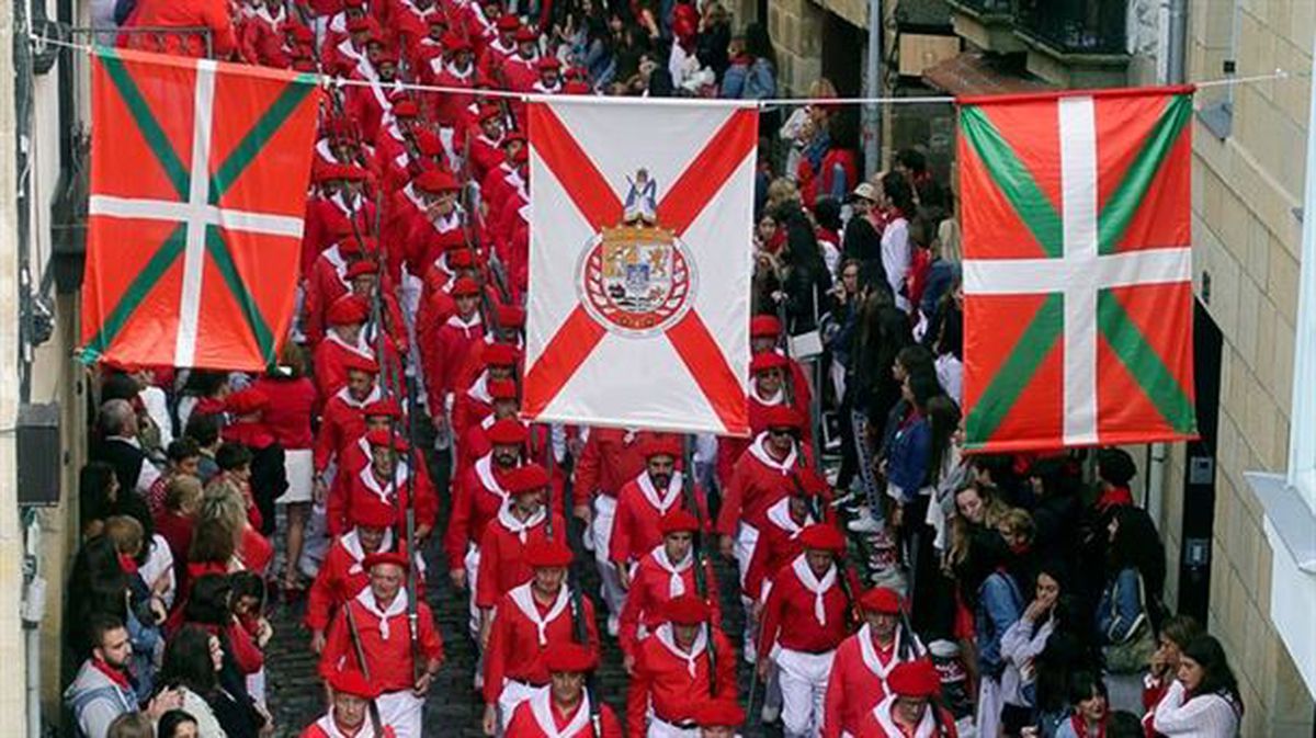 Alarde tradizionalaren desfilea Hondarribian.