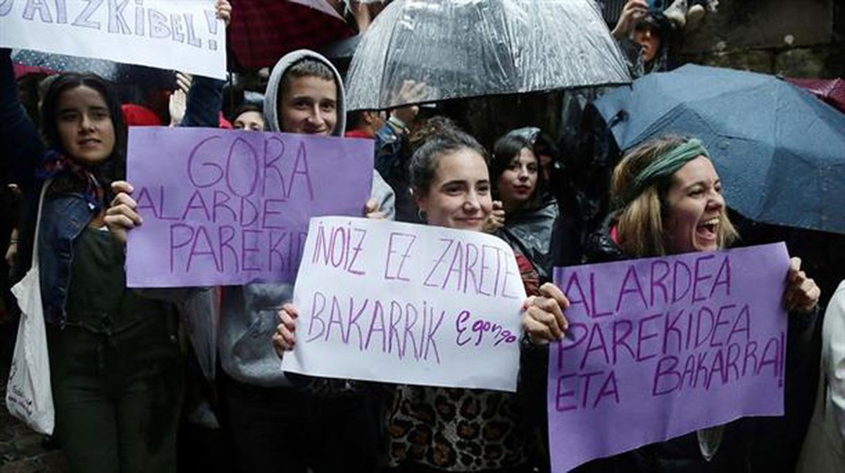 Pancartas feministas a favor de Jaizkibel.