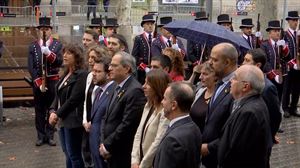 Balkoi batetik Espainiako ereserkia jarri dute Casanovaren lore eskaintzaren unean