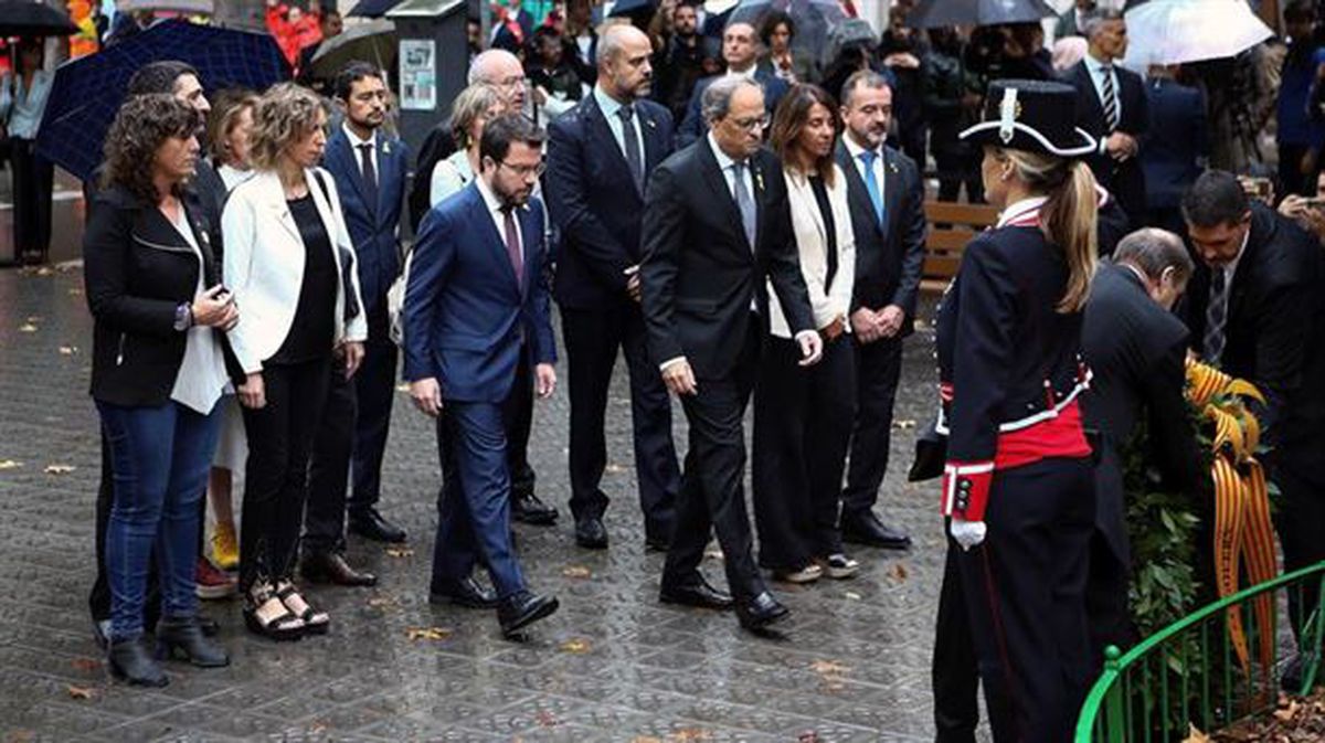 Miembros del Govern, durante la ofrenda floral a Casanova.