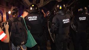 Diadako manifestazioa amaitu ondoren, istiluak izan dira Parlamentaren aurrean