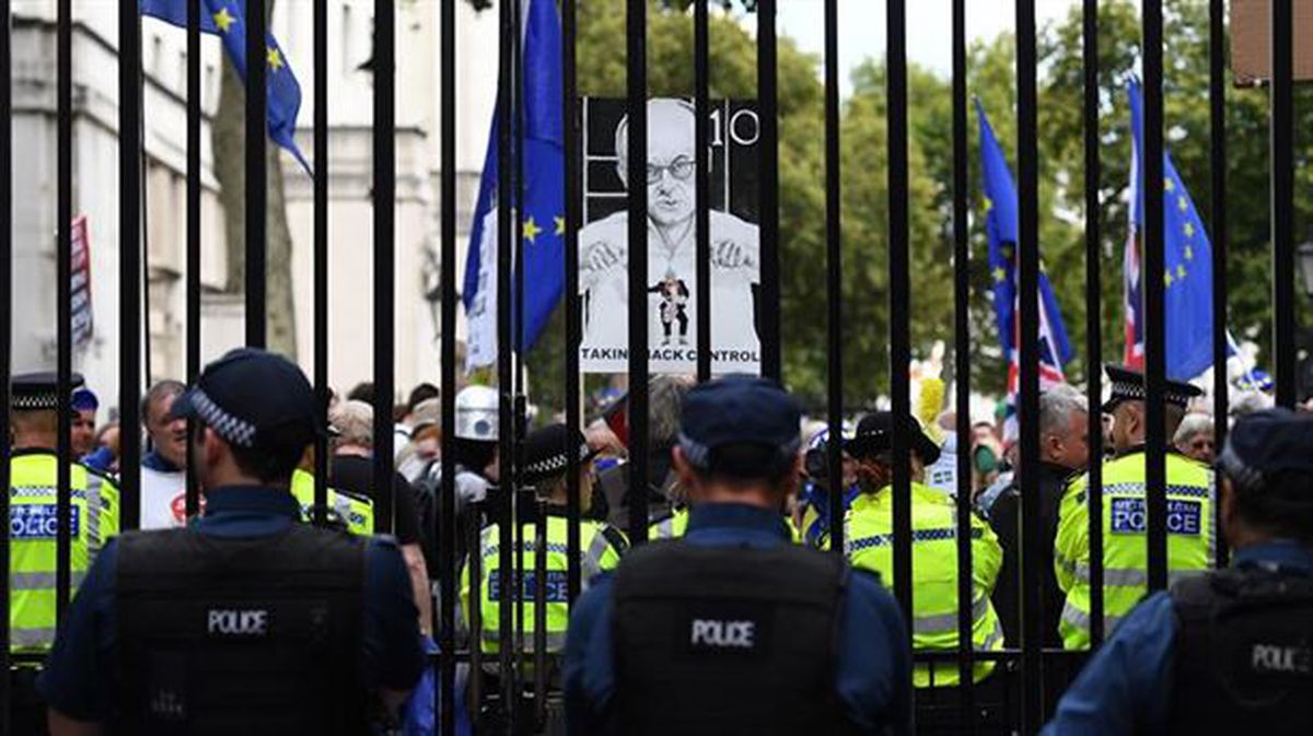 Policías frente a manifestantes en Londres