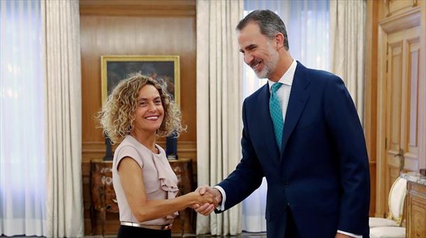 Felipe VI, con Meritxell Batet, presidenta del Congreso. Foto: EFE.