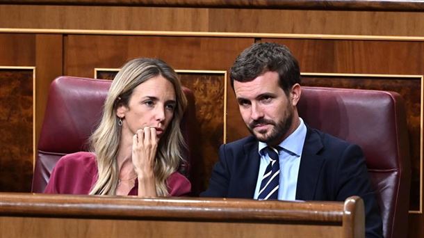 Cayetana Alvarez de Toledo eta Pablo Casado Kongresuan.