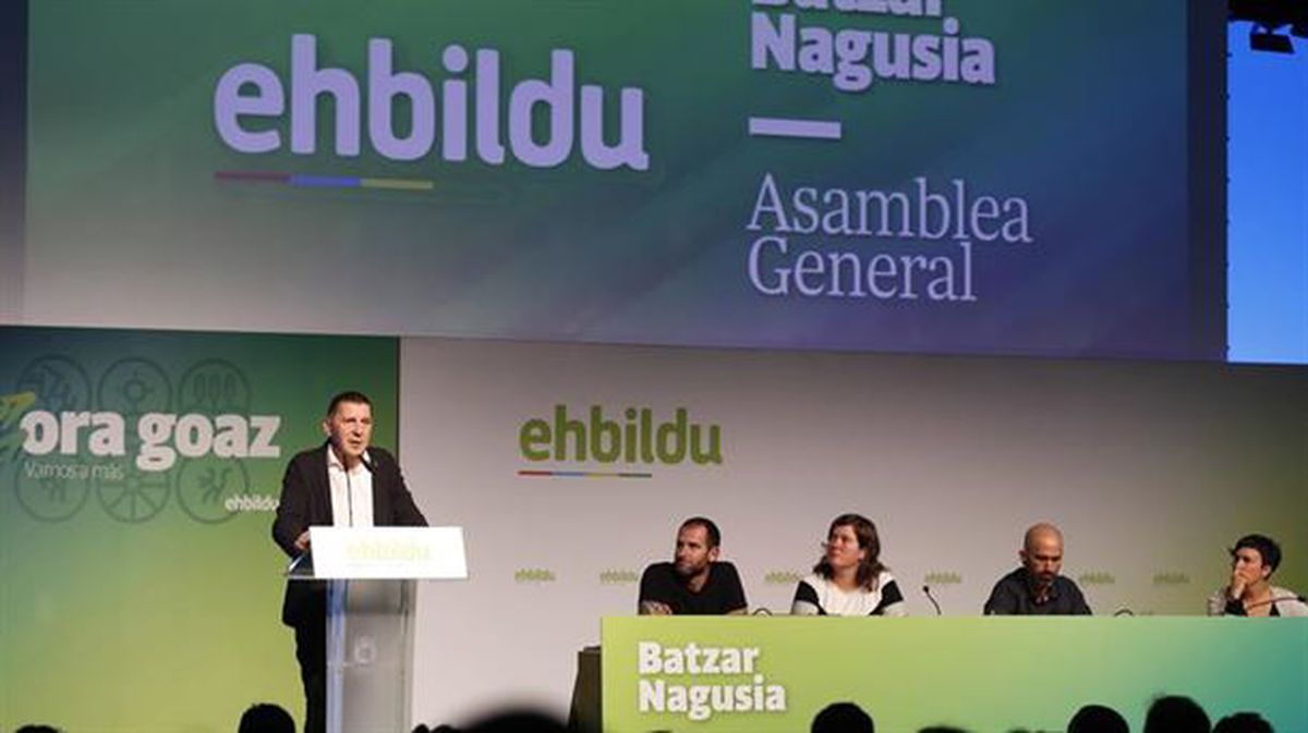 Otegi en la asamblea general de EH Bildu en Bilbao. Foto: EFE