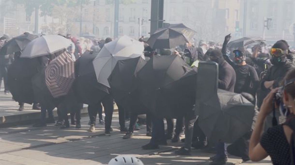 Txaleko horien protesta Nantesen (Frantzia). Reuters agentziatik ateratako irudia.