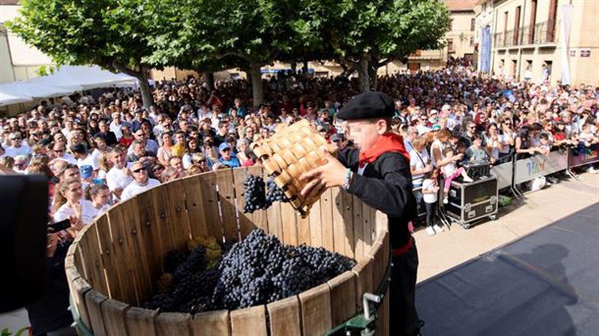 La localidad alavesa de Baños de Ebro acoge la 26 edición de la Fiesta de la Vendimia. Foto: EFE/Adrián Ruiz de Hierro