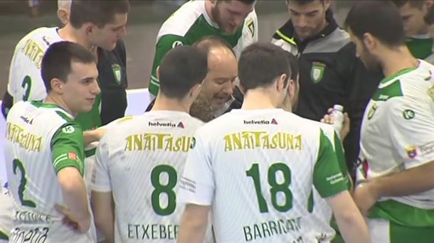 Jugadores del equipo de balonmano Anaitasuna atendiendo las indicaciones del entrenador